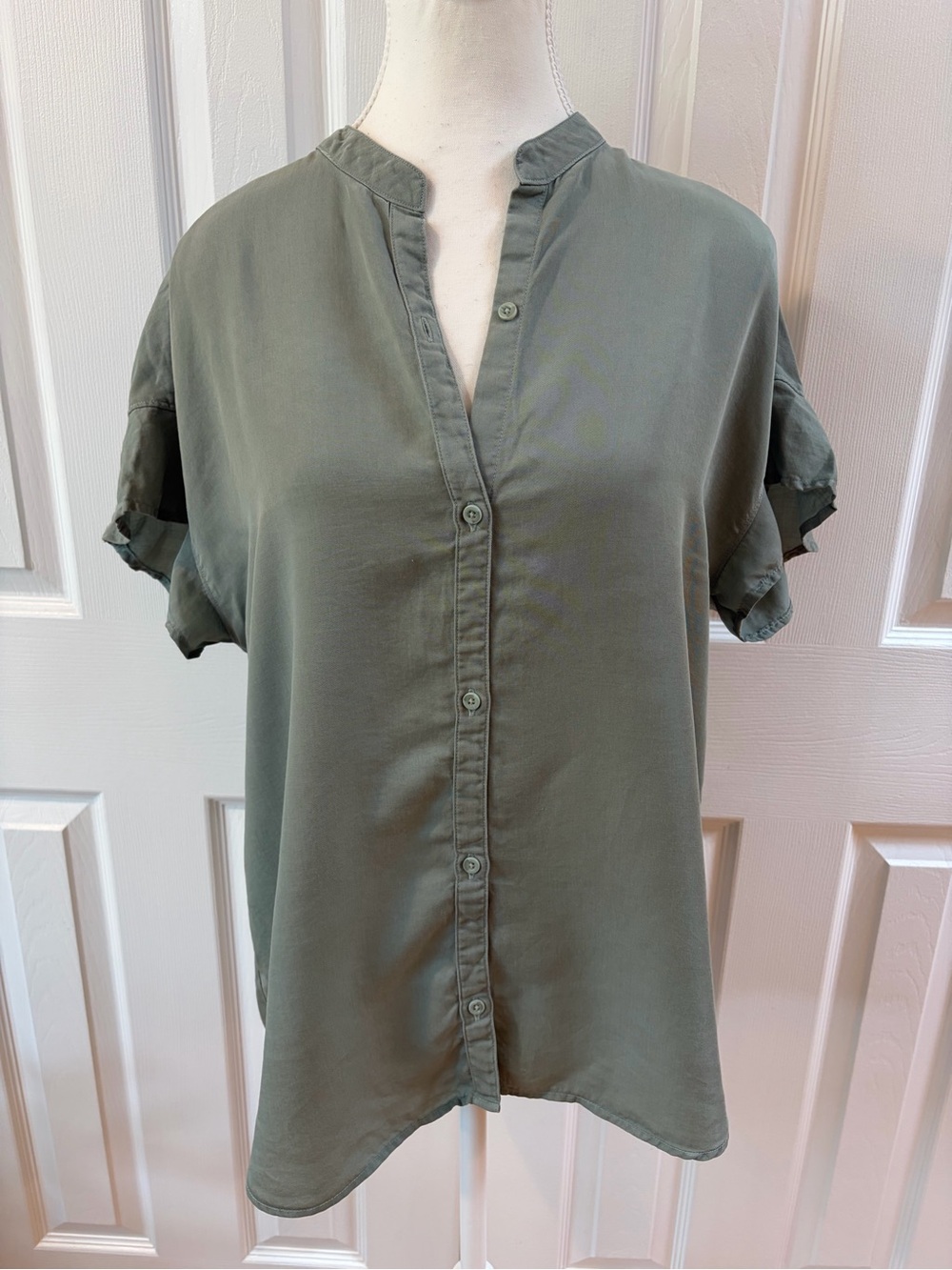 Anthropologie Cloth & Stone Sage Green Button Down Short Flutter Sleeve Size M